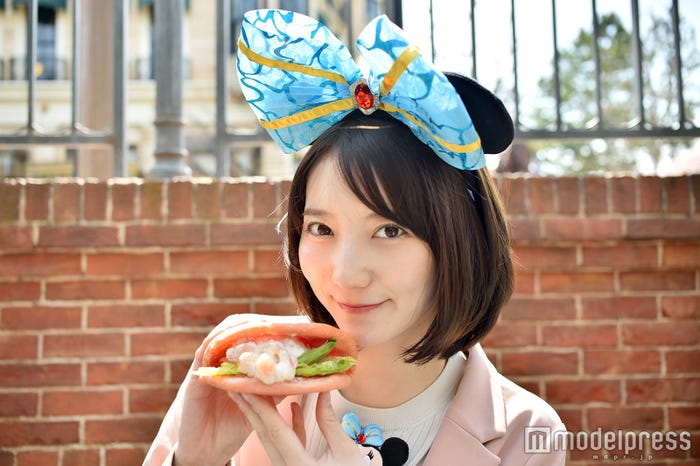 海老のシーザーソースサンドウィッチ(モデル:堀瑞希)/「東京ディズニーシー15周年“ザ・イヤー・オブ・ウィッシュ”」(C)モデルプレス
