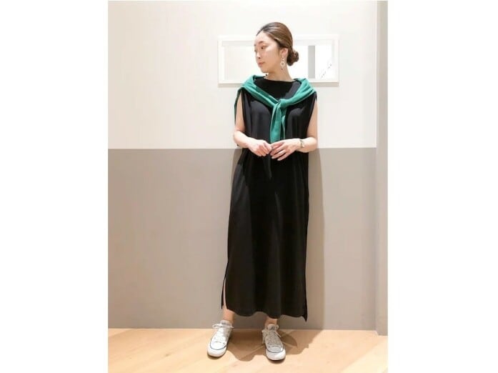 首、手首、足首の「三首見せ」で黒をすっきり見せて　出典：WEAR