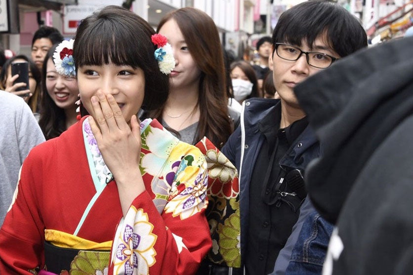 原宿・竹下通りにサプライズ登場した広瀬すず（提供写真） 