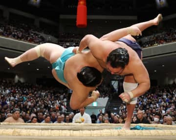 左膝不安の豊昇龍「情けない姿見せて申し訳ない」豪快上手投げで9勝目も陳謝「最後まで取り切ることだけ考えて」