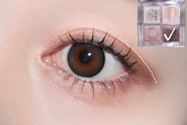 ③黒目の終わり~目尻にかけて広めにアイシャドウの締め色を塗ります ③黒目の終わり~目尻にかけて広めにアイシャドウの締め色を塗ります