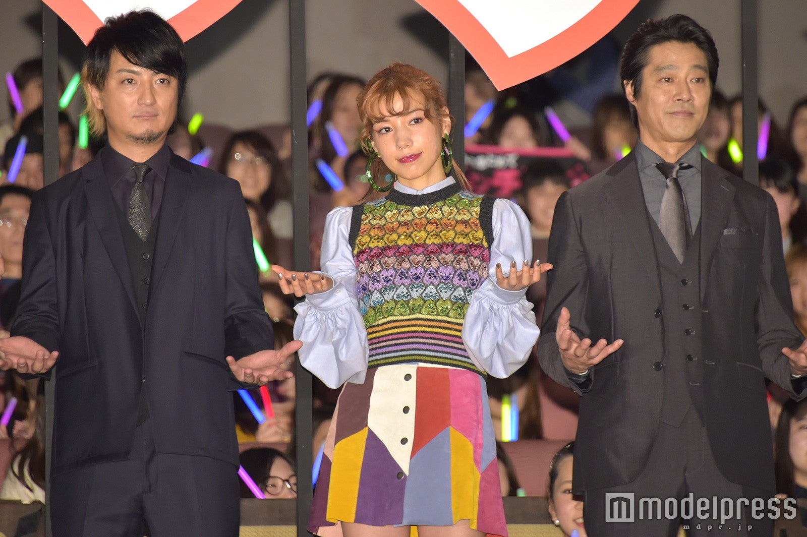 （左から）上地雄輔、仲里依紗、堤真一（C）モデルプレス