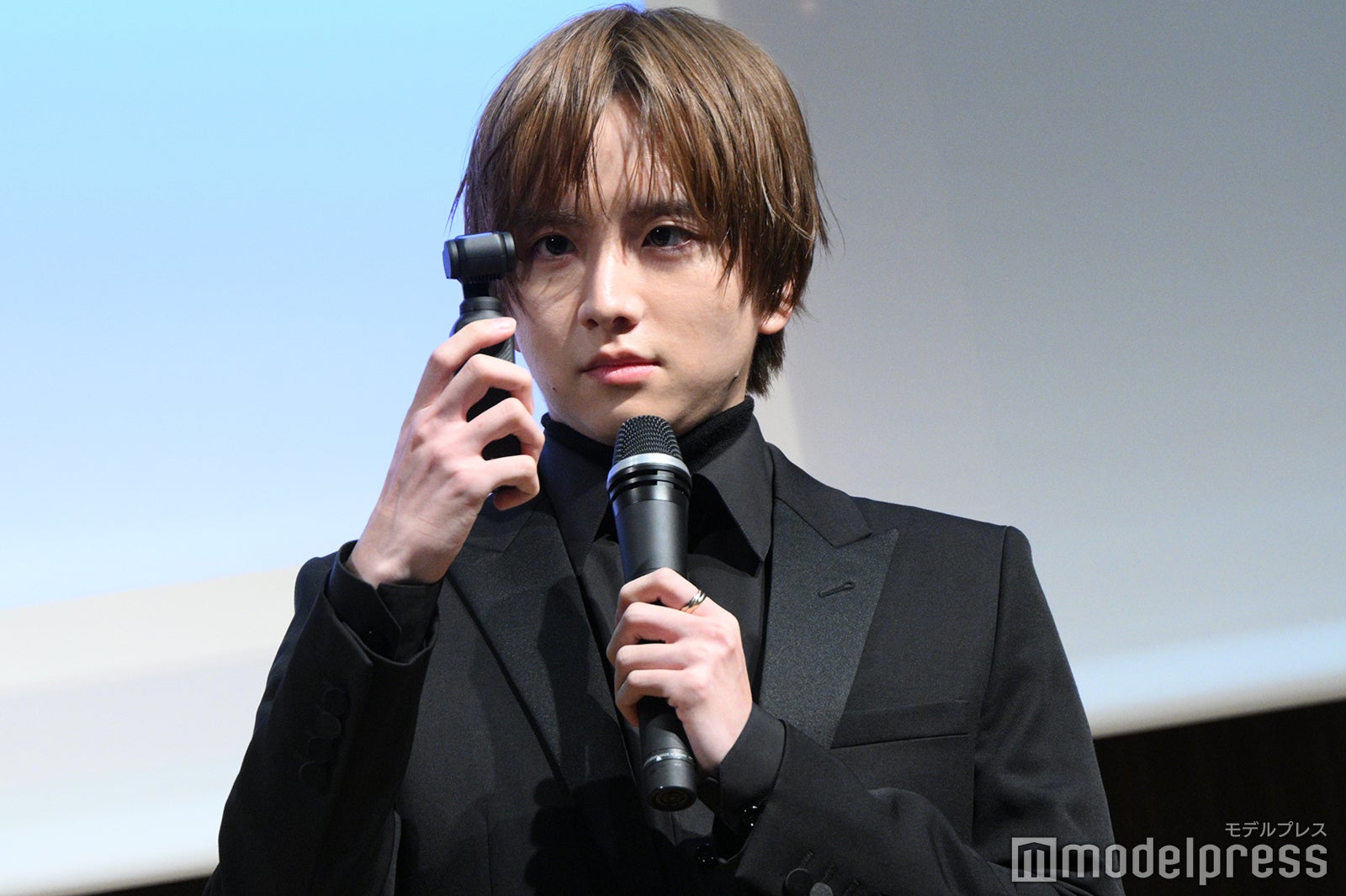 最新カメラを試す板垣李光人（C）モデルプレス