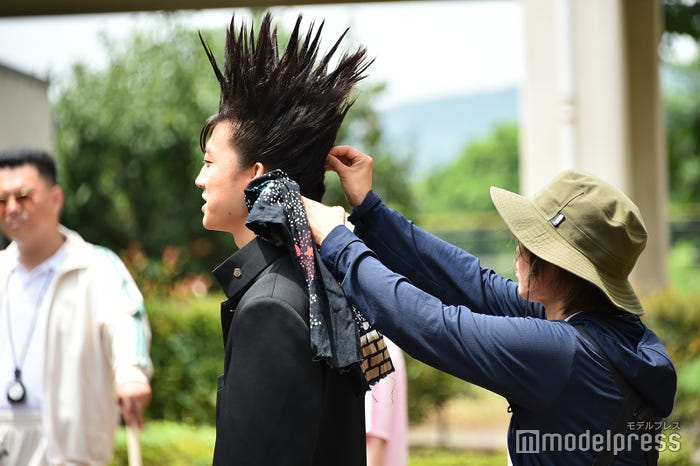 長時間のツンツン維持はヘアメイクの努力の賜物(C)モデルプレス
