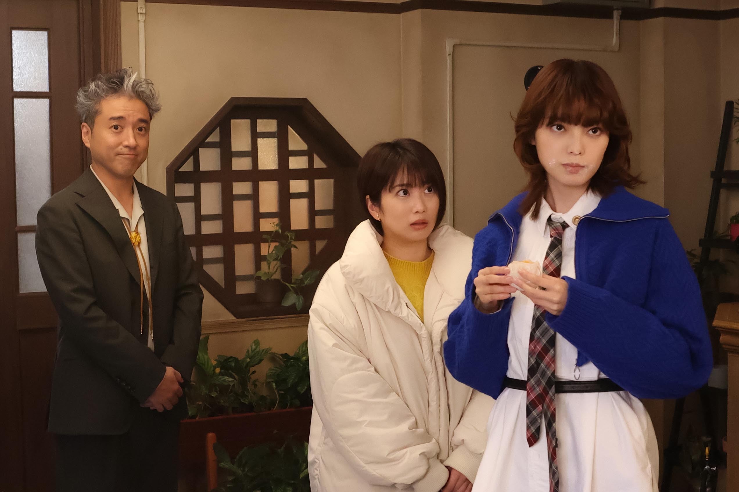 （左から）ムロツヨシ、志田未来、平手友梨奈「うちの弁護士は手がかかる」第10話より（C）フジテレビ