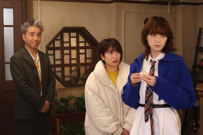 (左から)ムロツヨシ、志田未来、平手友梨奈「うちの弁護士は手がかかる」第10話より(C)フジテレビ