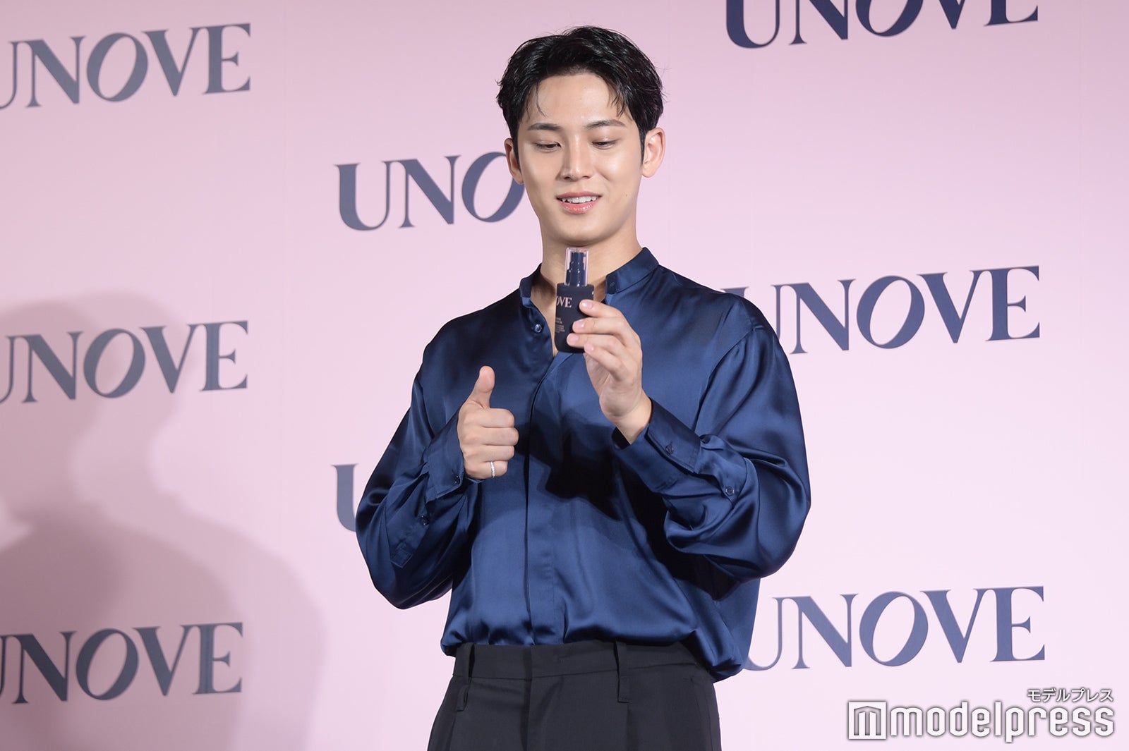 製品にグッドポーズするミンギュ（C）モデルプレス