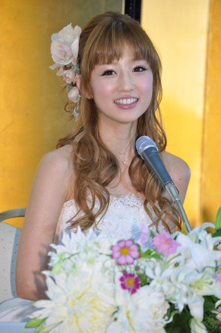 結婚会見に登場した小倉優子