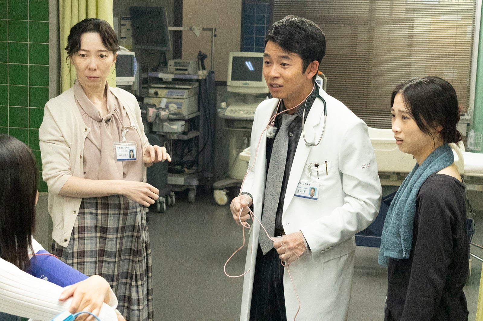 平岩紙、仲野太賀、伊東蒼「新宿野戦病院」第9話より（C）フジテレビ