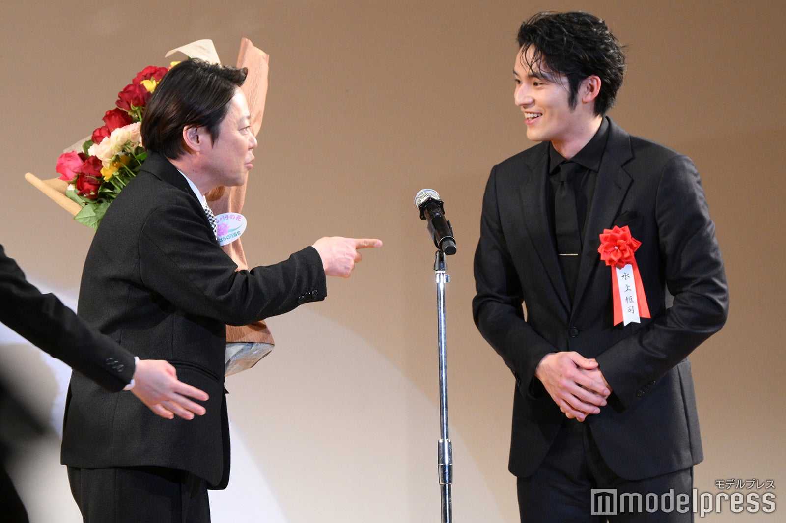 登場やり直しで驚くよう水上恒司に指示する阿部サダヲ（C）モデルプレス