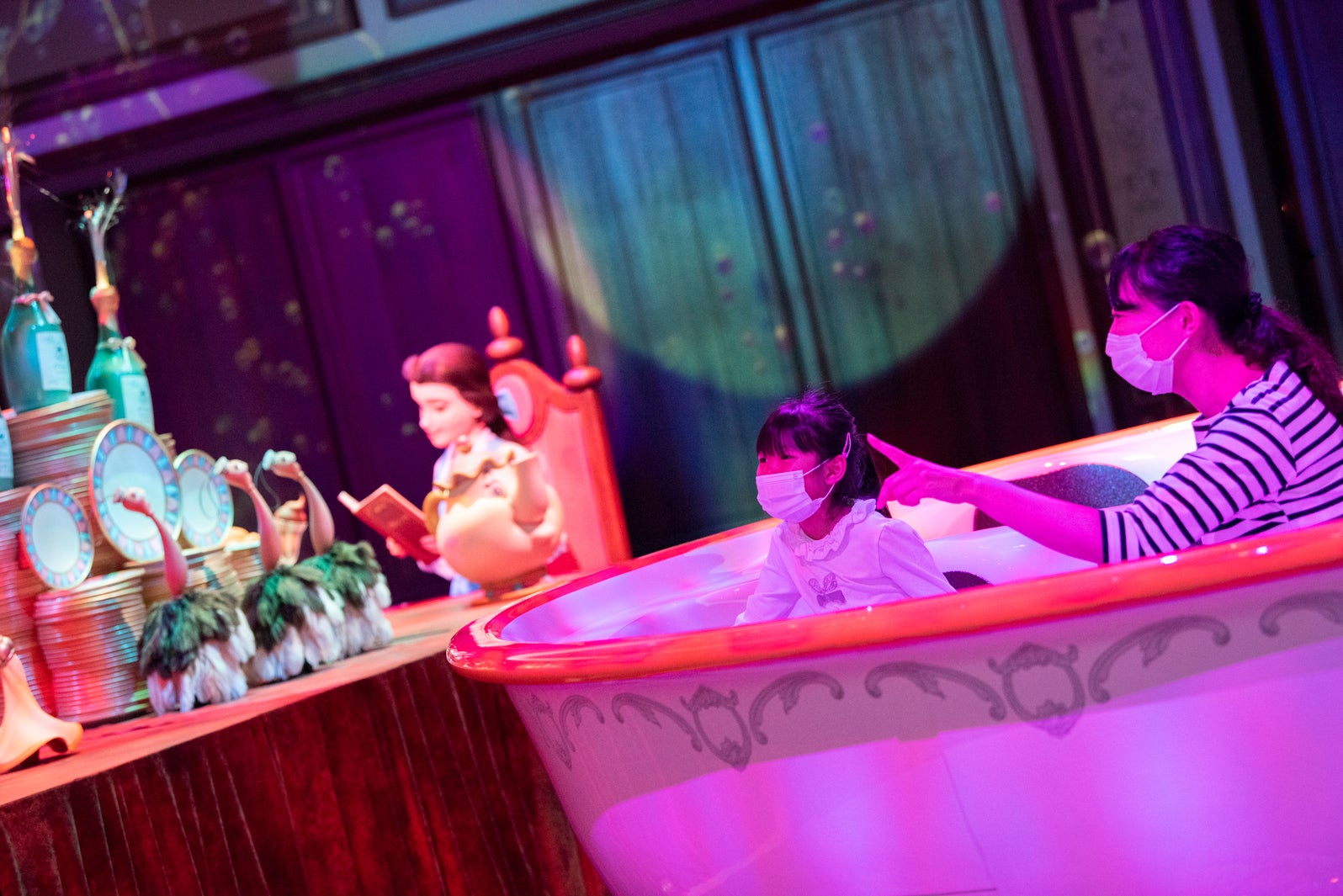 ダイニングルーム／「美女と野獣“魔法のものがたり”」（C）Disney