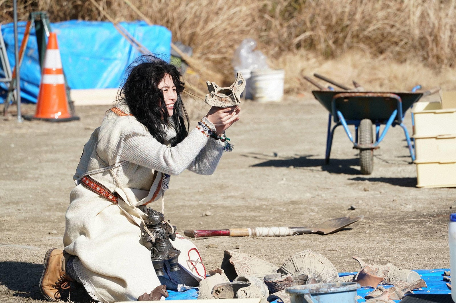 長澤まさみ、内村光良を圧倒　月9「コンフィデンスマンJP」史上屈指の変装にも注目