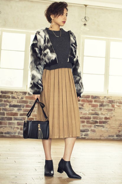 フェイクスエードプリーツスカート「Re:EDIT by GALSTAR」2,498円（税込）／画像提供：Re:EDIT by GALSTAR