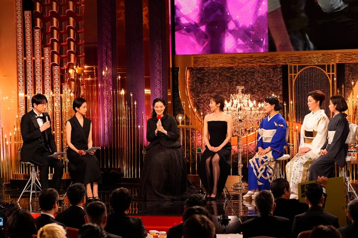 (左から)羽鳥慎一、河合優実、蒼井優、森田望智、高畑充希、寺島しのぶ、森七菜(C)日本アカデミー協会