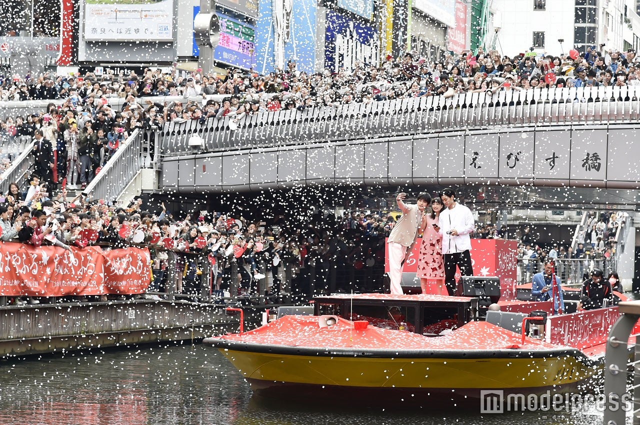 広瀬すずらのサプライズ登場に1万人が興奮　過去最大級の賑わい