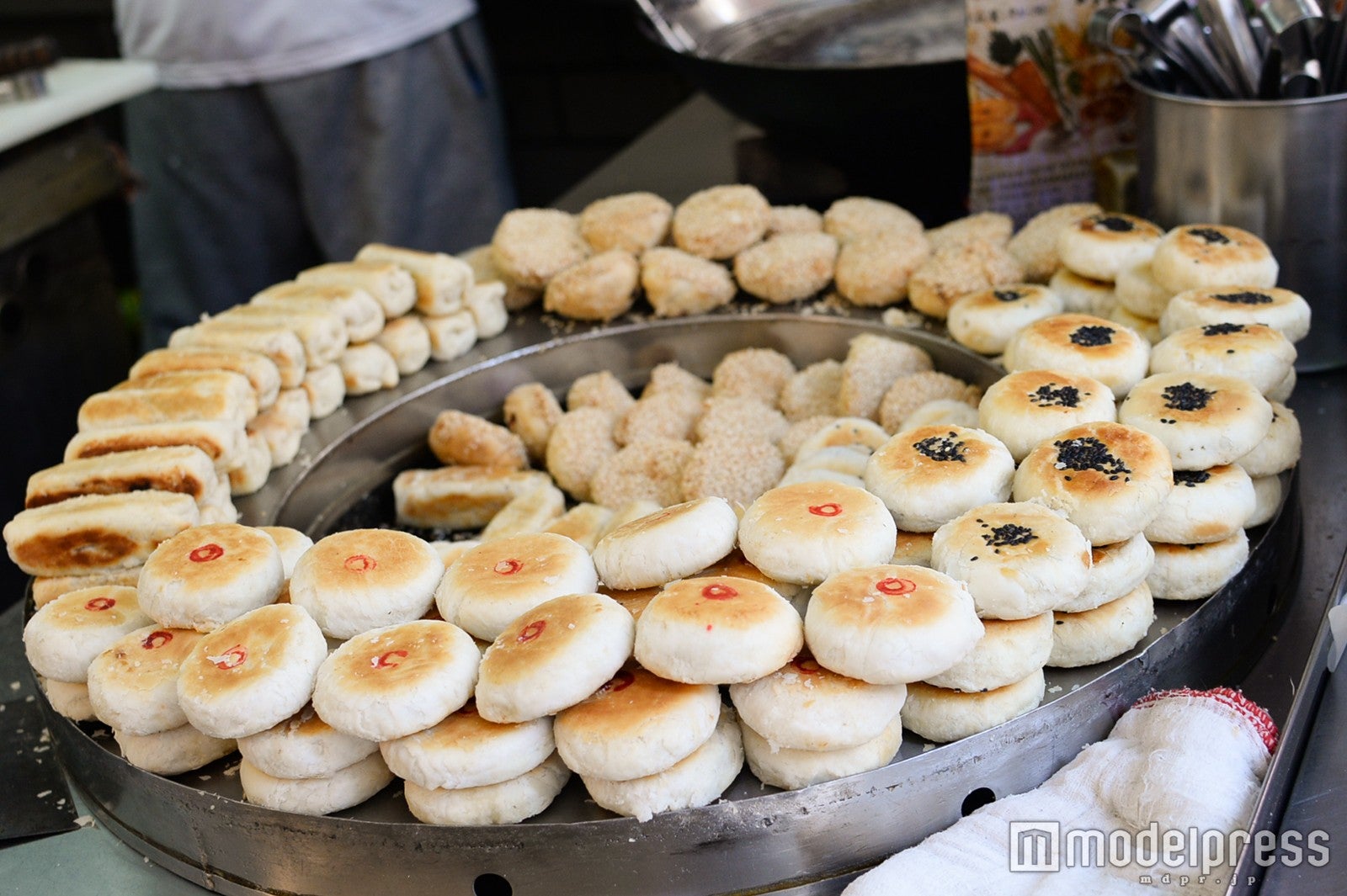 たくさんの酥餅（スーピン）にビックリ（C)モデルプレス
