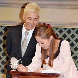 結婚誓約書にサインを入れる田村亮、小森純