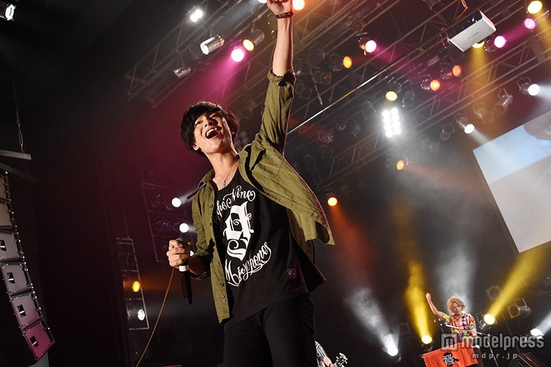 鈴木勤率いる読モバンド・THE 774’s GONBEE、ハプニングにも全力完走　ファンと一体感動ライブ 