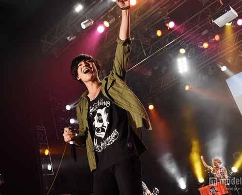 鈴木勤率いる読モバンド・THE 774’s GONBEE、ハプニングにも全力完走 ファンと一体感動ライブ