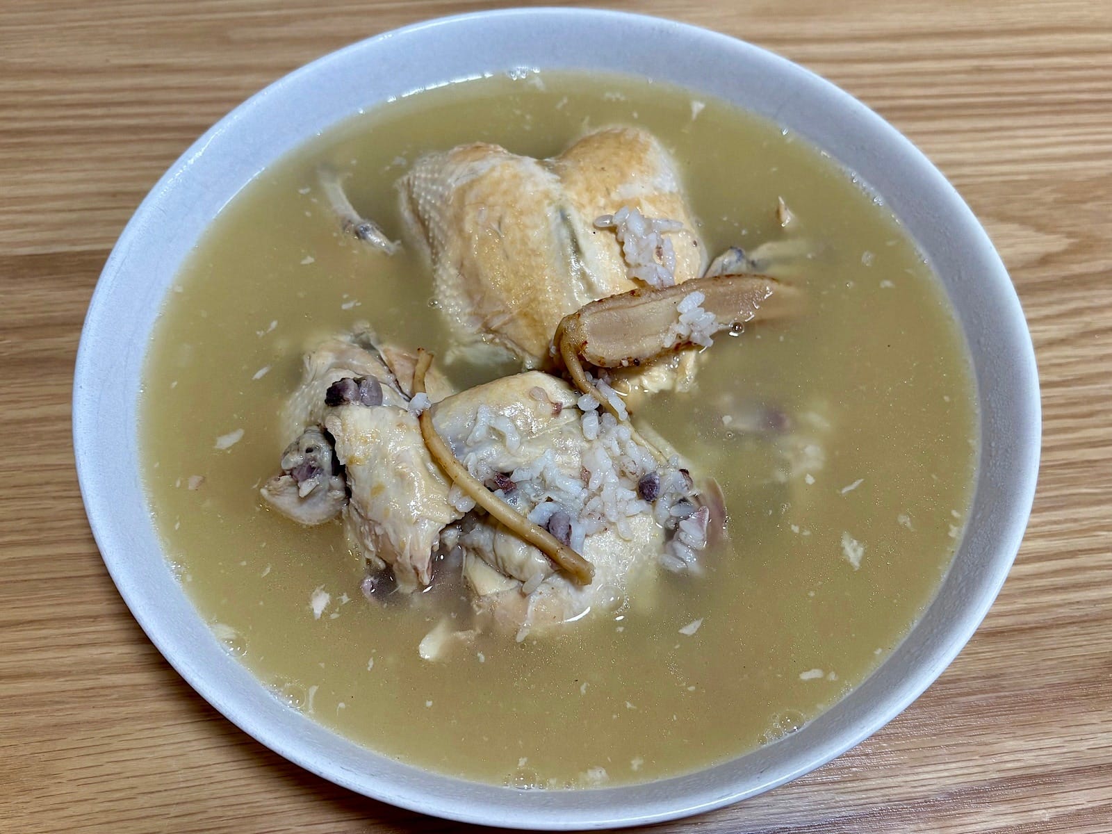 鍋で煮込んで、お皿にうつしました。鶏肉のスープがいい匂いでおいしそう!