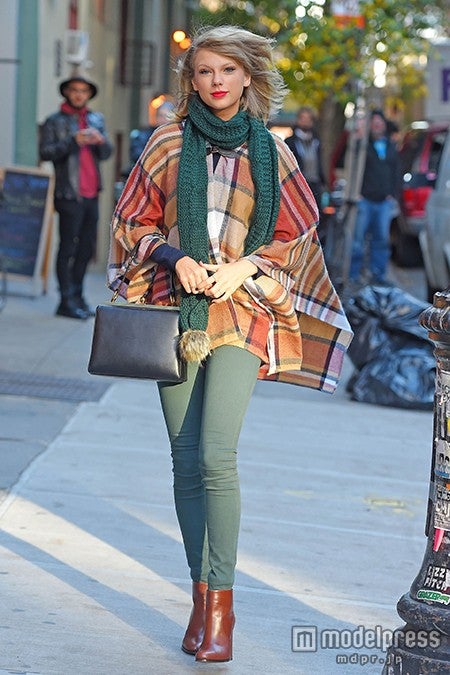 チェック柄ポンチョがキュート（Photo：Getty Images）