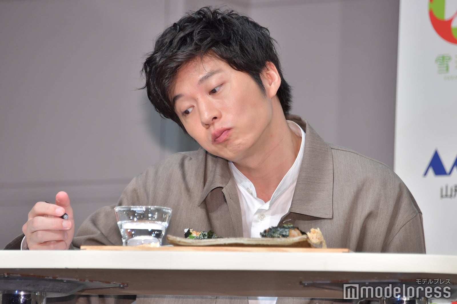 審査に悩む田中圭（C）モデルプレス