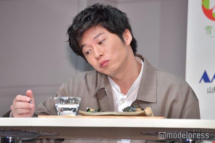 審査に悩む田中圭(C)モデルプレス