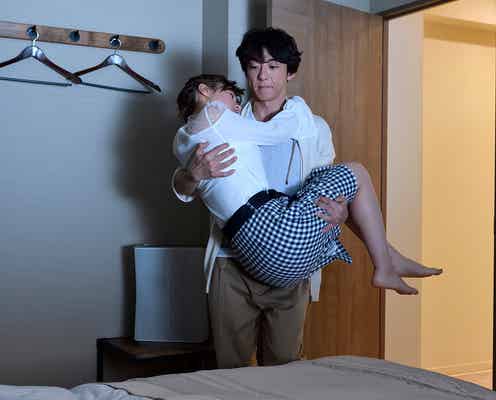 高橋一生、仲里依紗をお姫様抱っこ “お家デート”ショット公開<東京独身男子>