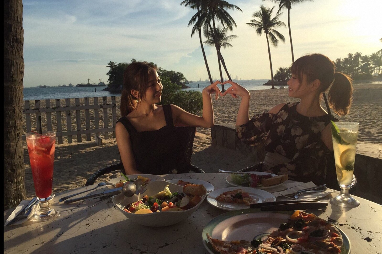 （左から）板野友美、永尾まりや／画像提供：TBS／画像提供：TBS