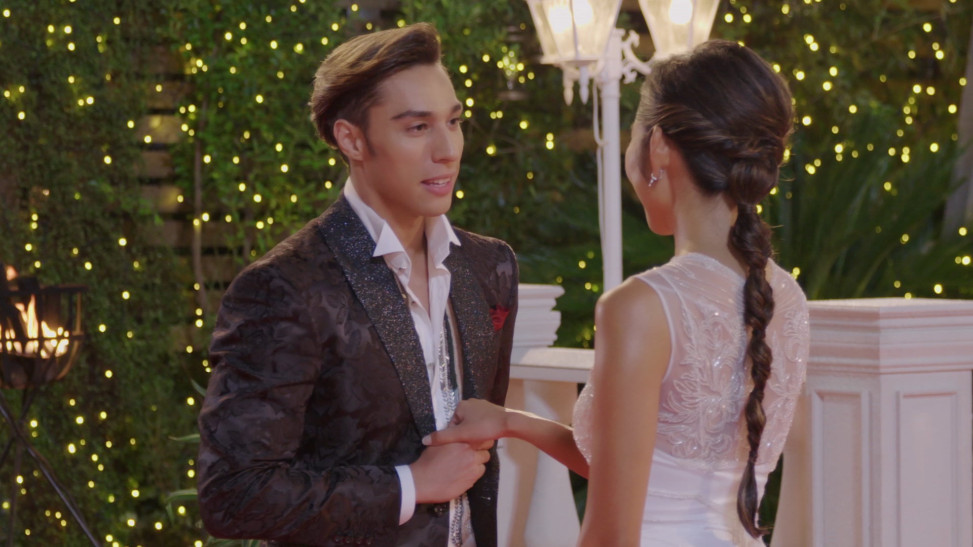 當間ローズ、福田萌子『バチェロレッテ・ジャパン』シーズン1エピソード1（C）2020 Warner Bros. International Television Production Limited