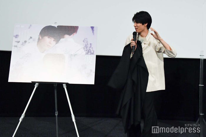 黒幕を勢いよくとってポスターを倒しそうになった萩原利久(C)モデルプレス