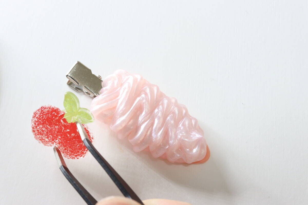 ヘアピンキット（チェリー）　チェリー形パーツをのせる