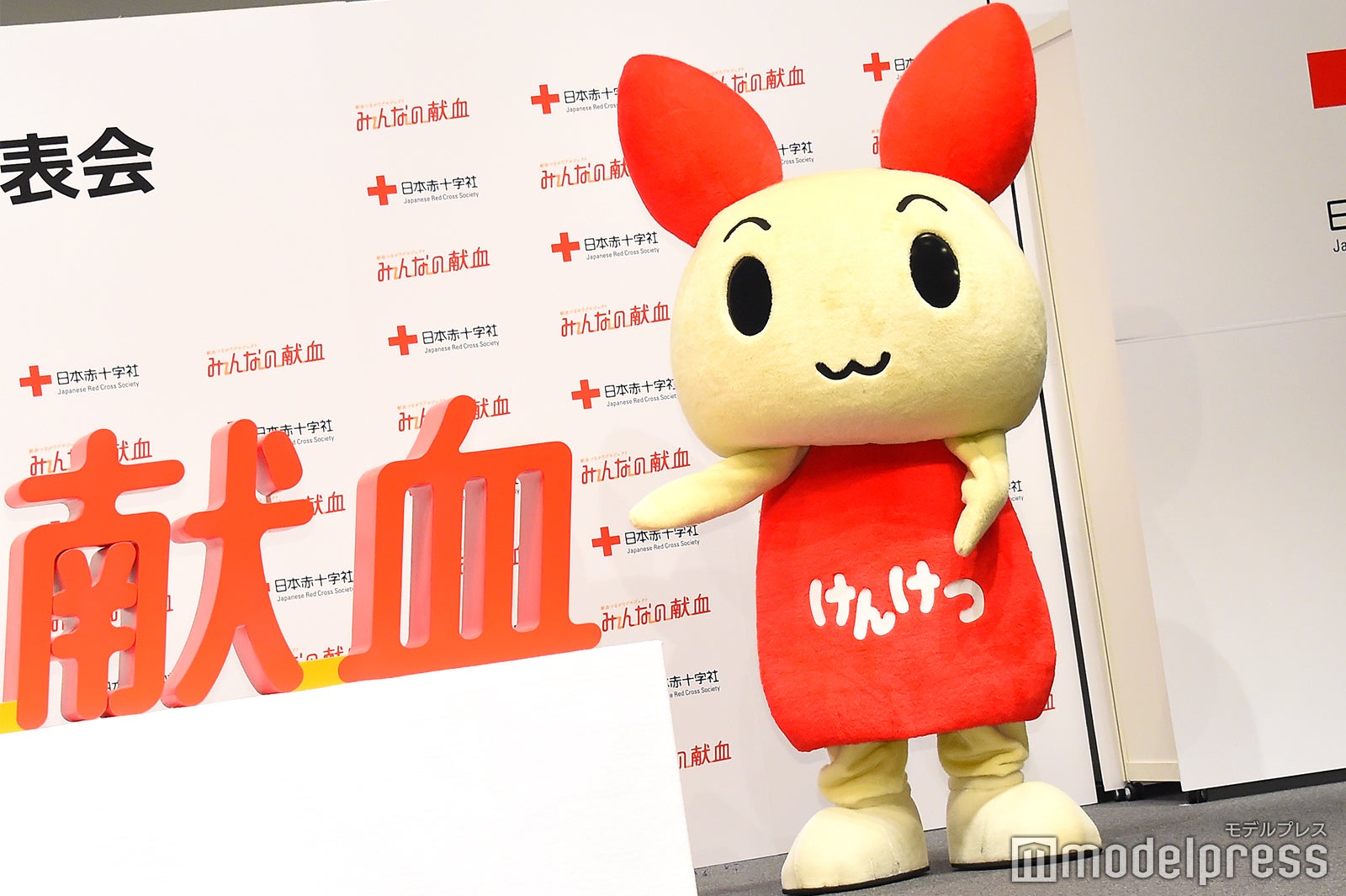 乃木坂46を待っている間、カメラにアピールするけんけつちゃん （C）モデルプレス