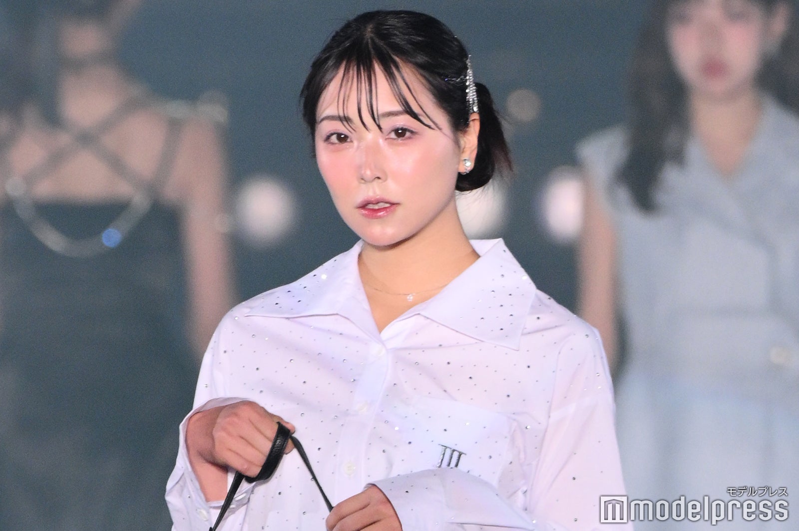 白間美瑠、投げキスに視線集中 モノトーンコーデで上品ルック
