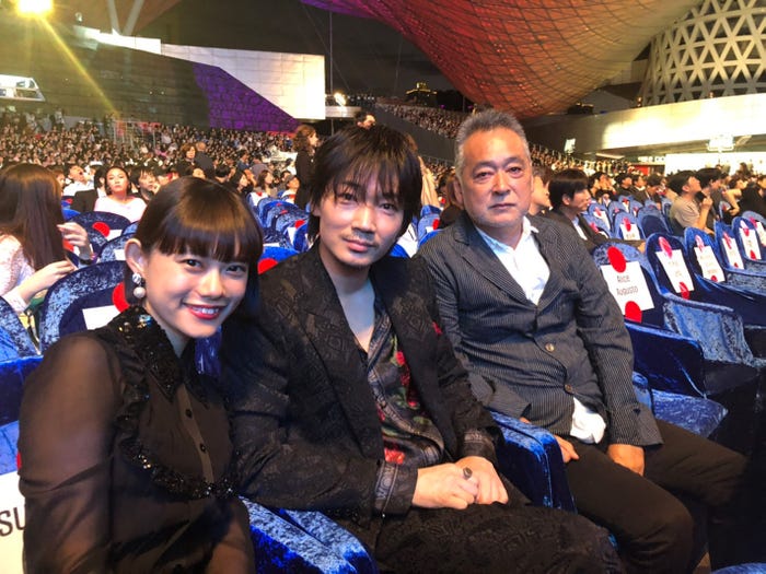 杉咲花、綾野剛、瀬々敬久監督 (C)2019「楽園」製作委員会