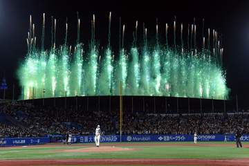 花火でヤクルト－巨人戦が2度中断 お隣のMUFG国立から色とりどり 池山監督らヤクルトナインが見つめる 終了時には拍手も
