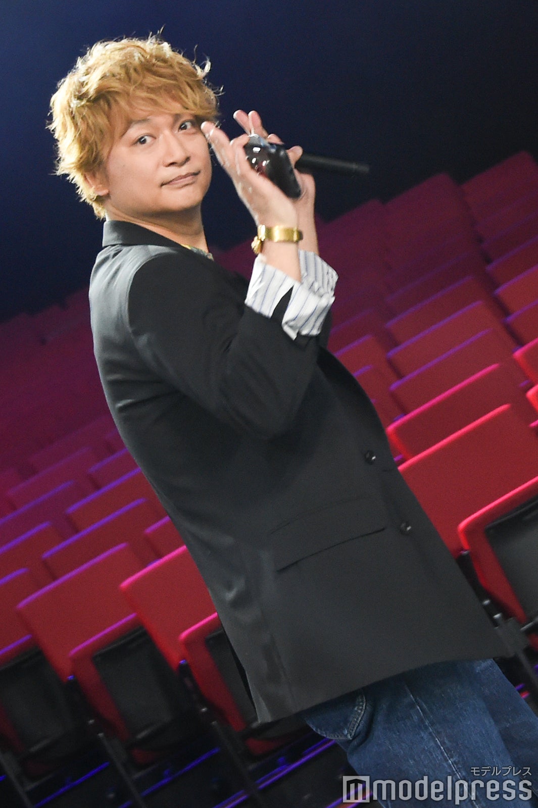 一人ひとりに目線を送って手を振る香取慎吾 （C）モデルプレス