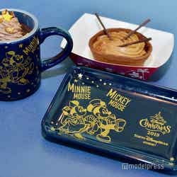 チョコ＆ミルクムース、スーベニアカップ付き（¥800）とコーヒークリームタルト、スーベニアプレート付き（¥800）（C）モデルプレス（C）Disney