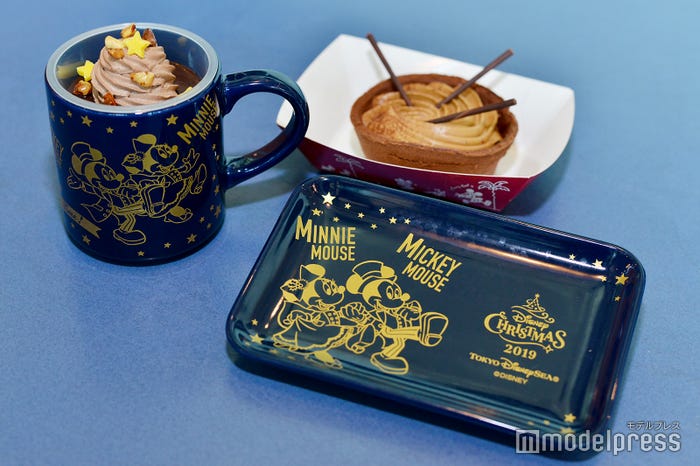 チョコ&ミルクムース、スーベニアカップ付き(¥800)とコーヒークリームタルト、スーベニアプレート付き(¥800)(C)モデルプレス(C)Disney