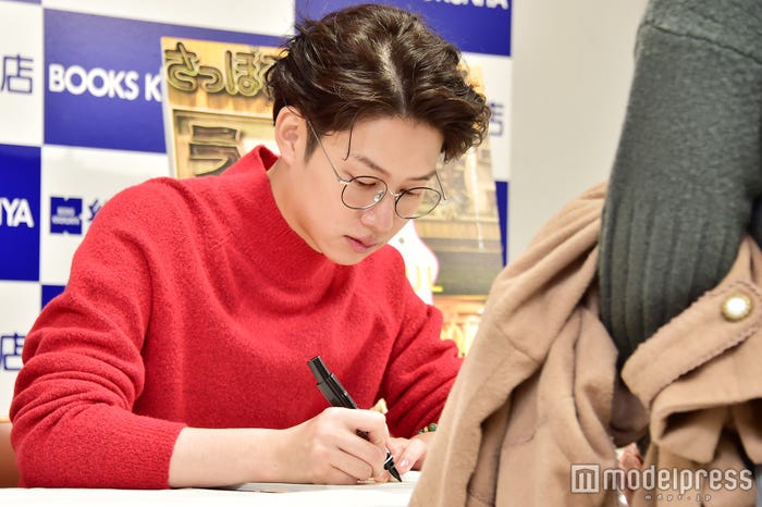 ていねいにサインを書く(C)モデルプレス