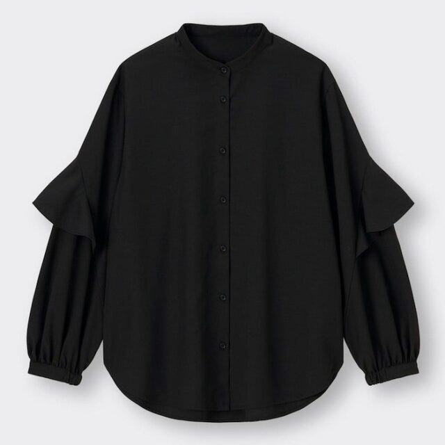GU　黒トップス　秋まで使える　ラッフルスリーブブラウス