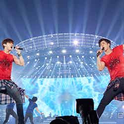 「東方神起 LIVE TOUR 2015 ～WITH～」を完走した東方神起（左から）チャンミン、ユンホ【モデルプレス】