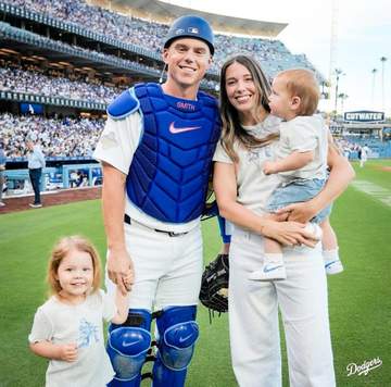 ドジャース ウィル・スミスがこぼした本音「本当は一緒にマウンドに」愛娘2人が始球式→自ら逆転決勝弾 すっかりパパの顔で「最高だったよ」