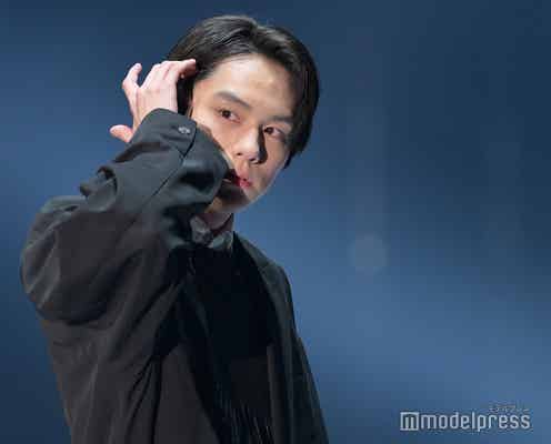 山下幸輝、デコ出しでクールに“耳掛け”ポーズ 会場悶絶で歓声止まず<TGC 2023 S/S>