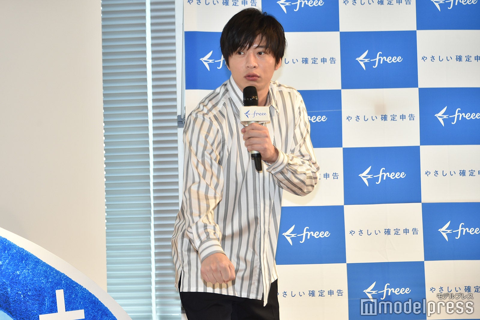 後輩をグーパンチで小突いてみた田中圭（C）モデルプレス