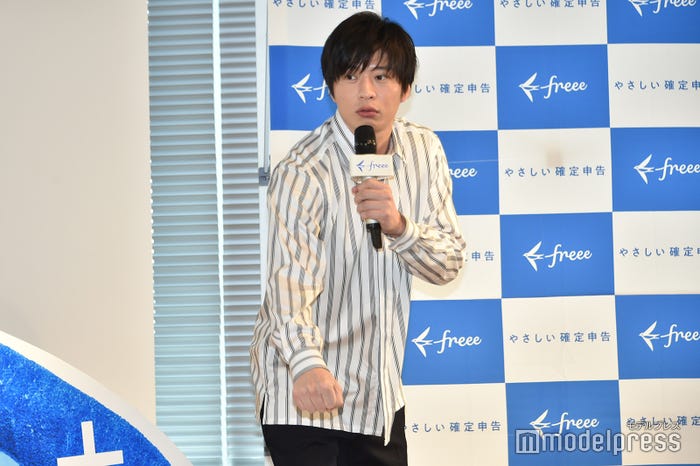 後輩をグーパンチで小突いてみた田中圭(C)モデルプレス