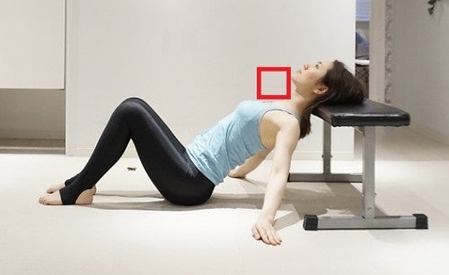 ベッドや椅子の端に、後頭部を乗せます。顎の下は90度を保ち準備しましょう。