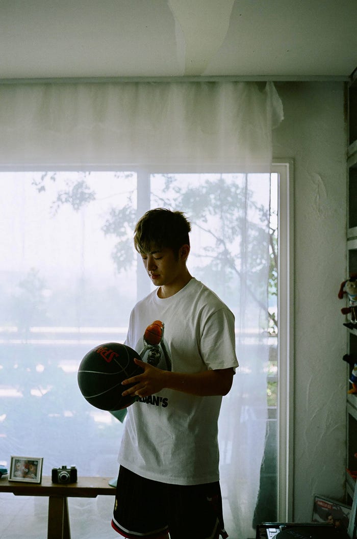 朝、部屋の中でゆるりと過ごす様子/佐野玲於ソロ写真集『さのさん』未収録カット(画像提供:主婦と生活社)