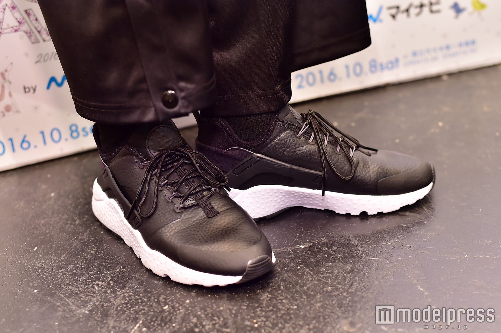 スポーティーなシューズもブラックで（C）モデルプレス