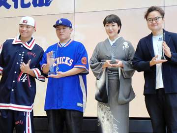 市川由紀乃が台湾文化祭開幕式で書家とコラボパフォーマンス 昨年がんから復帰、現在の体調も明かす